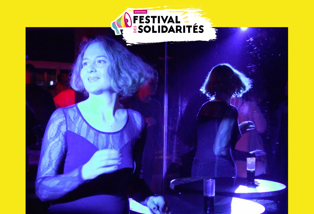 femme et lumière bleue