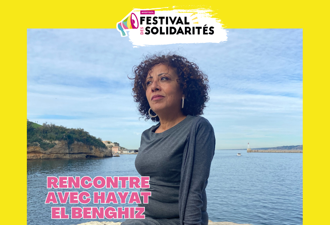 hayat posée devant la mer